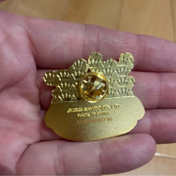 New sanrio pompompurin pin - Picture 4 of 4